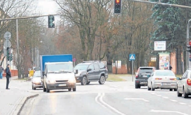 Nasz czytelnik opowiada, że na skrzyżowaniu ulic Paderewskiego i Lutosławskiego kilka dni temu niemal potrącił dziewczynkę, która wbiegła na jezdnię na czerwonym świetle.