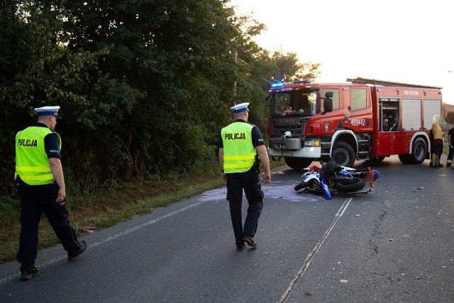 Policjanci z referatu ruchu drogowego wyjaśniają okoliczności zdarzenia drogowego z udziałem motocyklisty, do którego doszło w środę po południu na ul. Szubińskiej w Kcyni. Jak informuje  mł. asp. Justyna Andrzejewska, oficer prasowy KPP w Nakle, 25-letni mieszkaniec gminy Sadki, kierując hondą z nieznanych przyczyn uderzył w tył mercedesa.   Flesz: Mundurowi mają dość. Co dalej z naszym bezpieczeństwem? 