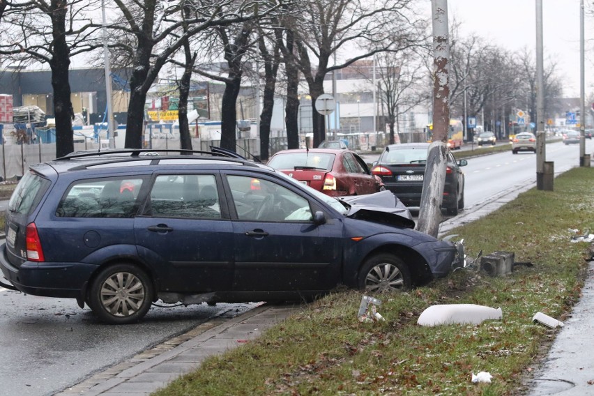 Wypadek na Brücknera. Ford leciał dwa metry nad jezdnią (ZDJĘCIA)