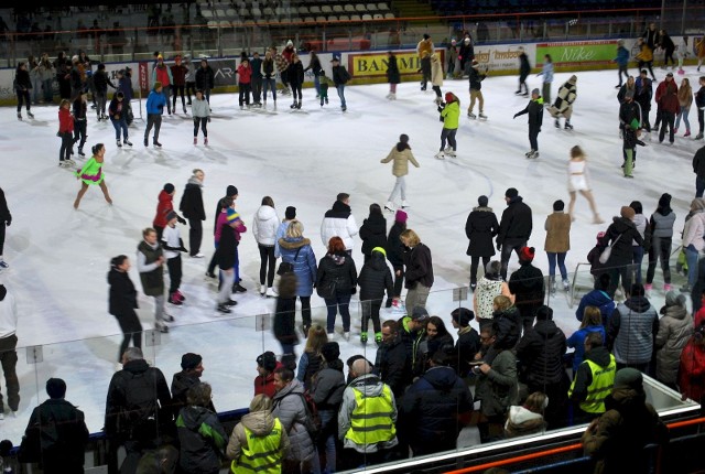 Serki mieszkańców miasta bawiło się w sobotni wieczór na tafli lodowiska Stadionu Zimowego. W trakcie imprezy przeprowadzono również zbiórkę pieniędzy na Hospicjum i. św. Toamsza. Zobacz kolejne zdjęcia. Przesuwaj zdjęcia w prawo - naciśnij strzałkę lub przycisk NASTĘPNE