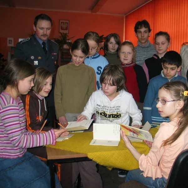 Po spotkaniu poeci z dumą podpisywali jeszcze gorące tomiki. O autografy zabiegali m.in. koledzy i rodzice