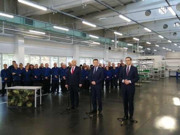 (Od prawej) Premier Mateusz Morawiecki, minister obrony narodowej Mariusz Błaszczak, prezes Polskiej Grupy Zbrojeniowej Witold Słowik w Mesko w Skarżysku.