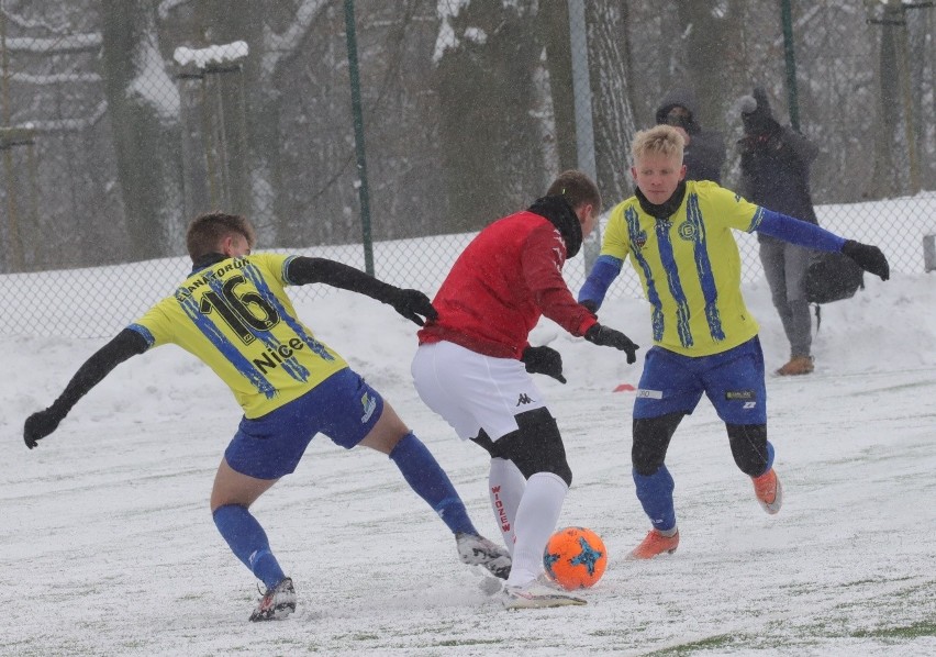 Przegrany śnieżny sparing piłkarzy Widzewa ZDJĘCIA