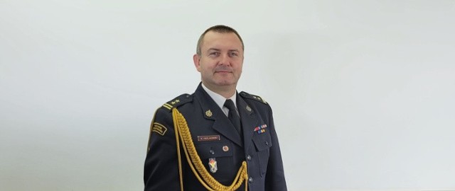 Na kolejnych slajdach oświadczenie majątkowe brygadiera Radosława Cieślikowskiego, komendanta powiatowego Państwowej Straży Pożarnej w Poddębicach.