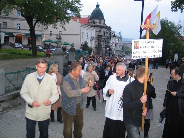 Jako pierwsza w Rynku pojawiła się grupa wiernych z parafii pw. Matki Bożej Królowej Polski na os. Kmiecie.