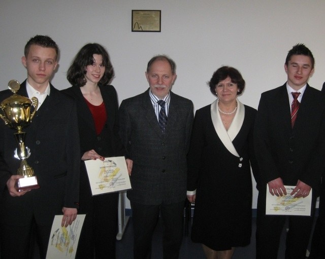 Nauczyciele i trójka uczniów, którzy dostali się na szczebel centralny olimpiady.