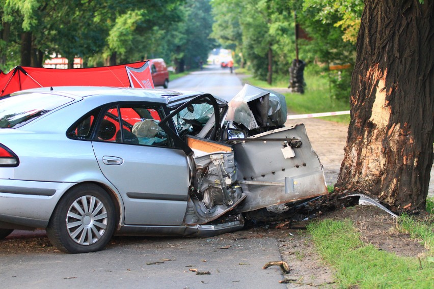 Śmiertelny wypadek na Szczecińskiej w Łodzi. Kierowca mazdy uderzył w drzewo [ZDJĘCIA,FILM]