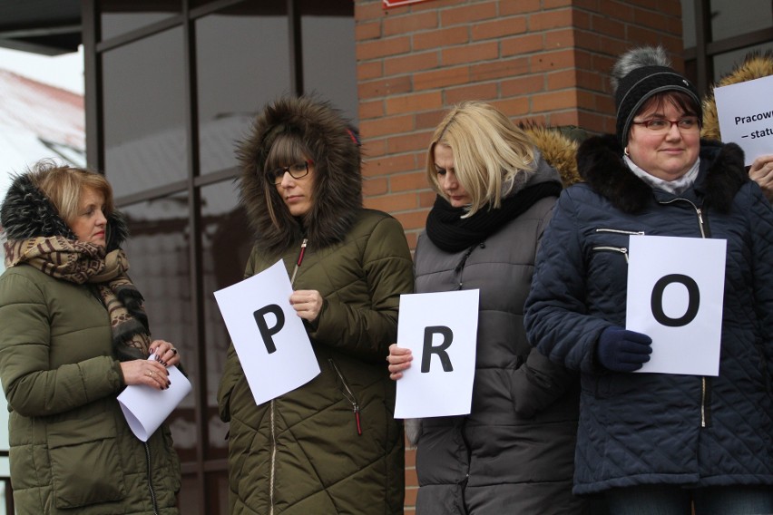 Pracownicy tarnobrzeskich sądów protestują. - Już mamy dosyć pracy za grosze - mówią (zdjęcia)