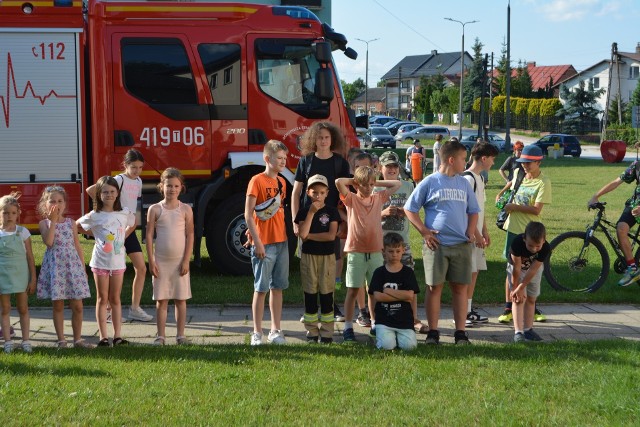Zawody Strażackie dla dzieci i młodzieży na powitanie lata w Małogoszczu. Wszyscy bawili się doskonale! Zobaczcie przebieg zawodów na kolejnych slajdach