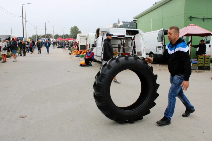 Dużo ludzi i towaru na giełdzie w Sandomierzu w ostatni dzień września. Pogoda w kratkę skróciła handel. Zobacz na zdjęciach, co oferowano  