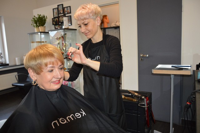 Beata Korczyńska od 15 lat prowadzi w Żarach salon fryzjerski. Na pomysł zaproszenia do Żar swoich kolegów po... grzebieniu wpadła, gdy na jej fotelu siedziała klientka.