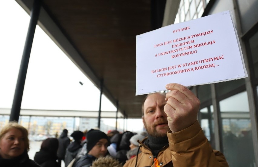 Toruń. O godne zarobki pracowników obsługi na UMK. Interwencja poselska u rektora