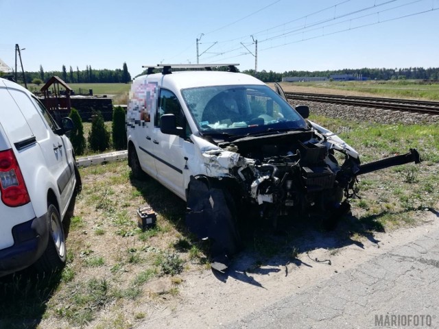 Jak wynika z pierwszych ustaleń pracujących na miejscu policjantów, 56-letni kierowca volkswagena caddy zignorował znak STOP i wjechał na niestrzeżony przejazd wprost pod pociąg osobowy relacji Opole - Gliwice. Do zdarzenia doszło około godziny 10.00 na ulicy Adama na opolskiej Malinie.Zobacz też: Opole Chmielowice. Cztery osoby - obywatele Ukrainy - zginęli w wypadku na przejeździe kolejowym w Chmielowicach