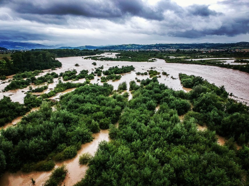 Tak wygląda potęga żywiołu z powietrza [ZDJĘCIA, WIDEO INTERNAUTÓW]