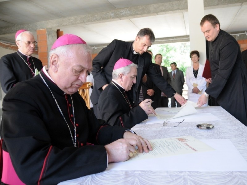 Akt wmurowania podpisali: (od lewej) ordynariusz diecezji...