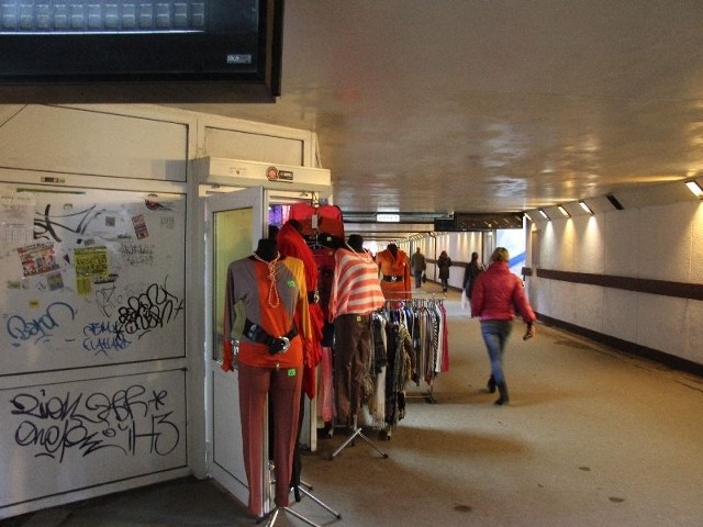 Kielczanie korzystający z przejścia podziemnego do dworca PKP w Kielcach skarżą się, że przeszkadzają im niektóre rozstawione tam stoiska.