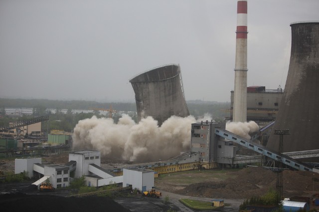 Kolejna chłodnia kominowa Elektrowni Łagisza w Będzinie została wyburzona w piątek 10 maja