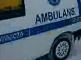 To jest chore! Ambulans ciągnie za sobą kulig! (wideo)