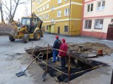 Asfalt zapadł się przed blokiem w Ostrowcu