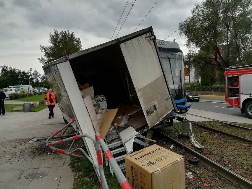 Kraków. Zderzenie samochodu dostawczego z tramwajem, ranny motorniczy [ZDJĘCIA]