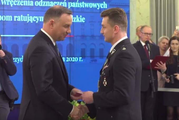 Prezydent RP Andrzej Duda wręczył strażakom OSP z Podkarpacia odznaczenia dla zasłużonych w ratowaniu życia ludzkiego [ZDJĘCIA, WIDEO]