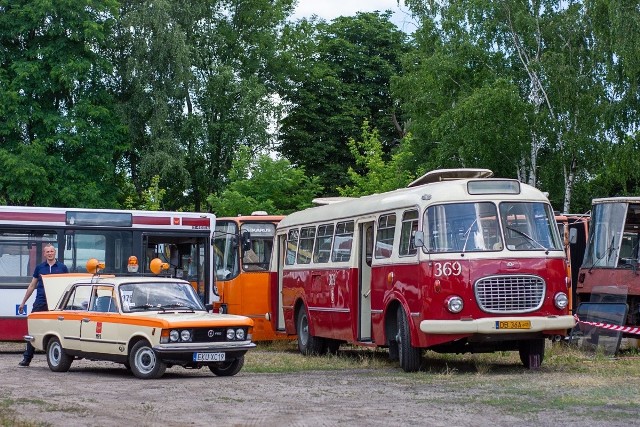 Największe zainteresowanie zwiedzających wzbudzały dwa nowe pojazdy. Pierwszym był Jelcz 272 MEX, czyli legendarny ogórek, wypożyczony przez grupę Czerwony Ikarus na sezon wakacyjny. Autobus będzie można spotkać podczas tegorocznych kursów Linii Turystycznej 100.