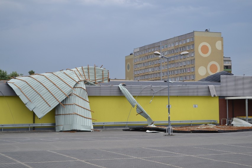 Wiatr zerwał dach marketu w Rybniku ZDJĘCIA 