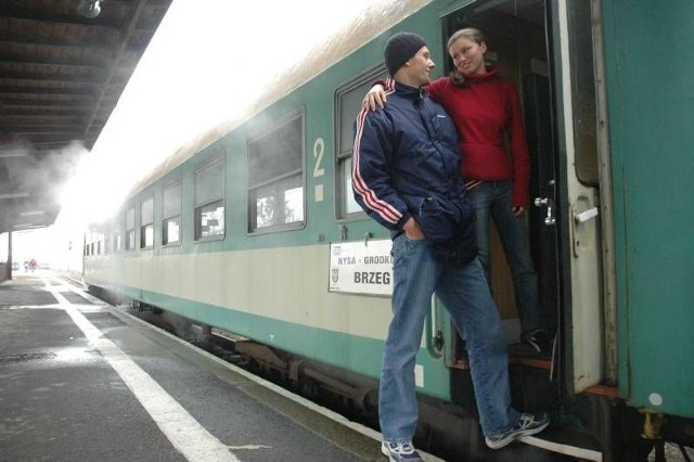 Kamil Waśko codziennie odprowadza Jolę Górak na pociąg jadący z Brzegu do Nysy. Takich pasażerów jest jednak niewielu, a rozkład jazdy nie zachęca do podróży koleją.