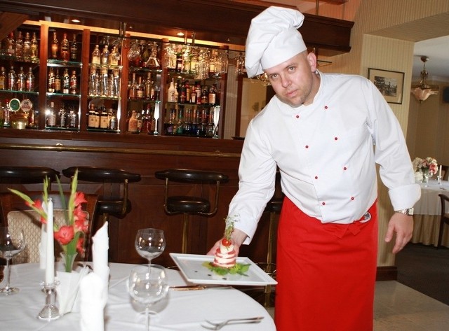 Tomasz Gosz, kucharz z hotelu Lubicz, prezentuje jedno z dań wellness. 