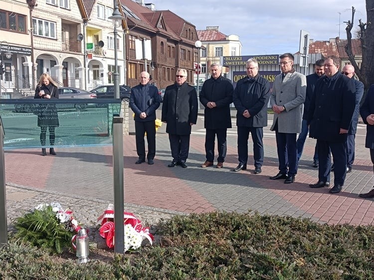 12. rocznica katastrofy smoleńskiej w Ostrołęce. Kwiaty i modlitwa dla uczczenia pamięci tych, którzy zginęli. 10.04.2022 Zdjęcia