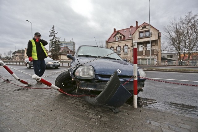 W poniedziałek 21 marca renault clio zjechało z drogi i skosiło słupki na chodniku na wiadukcie przy ul. Sulechowskiej. Na szczęście nikomu nic się nie stało. Kobieta kierująca renault clio zbyt późno dostrzegła, że jadący przed nią samochód zatrzymuje się przed przejściem dla pieszych. Chcąc uniknąć zderzenia odbiła w prawo na chodnik. Auto uderzyło w słupki, wyginając je. Na szczęście nikt nie szedł chodnikiem.Przód renault został mocno rozbity. Samochód nie nadawał się do jazdy. Jedno z kół zostało niemal wyrwane. Kobieta dostała mandat i punkty karne za spowodowanie kolizji.