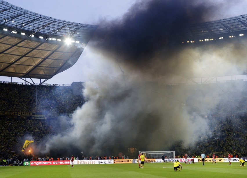 Kibice Borussii zadymili stadion w Berlinie! Zobacz oprawy z finału Pucharu Niemiec [ZDJĘCIA]