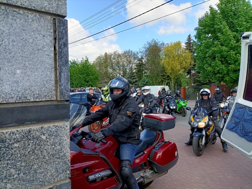 Tłumy na pogrzebie motocyklistów. To ofiary wypadku pod...