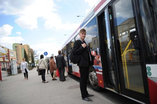 - Dla mnie ma problemu. Ja mogę wsiadać do autobusu zawsze od strony kierowcy i okazać ważny bilet - zaznacza Dariusz Paluszkiewicz, pasażer, którego spotkaliśmy na przystanku przy ul.Wojska Polskiego.