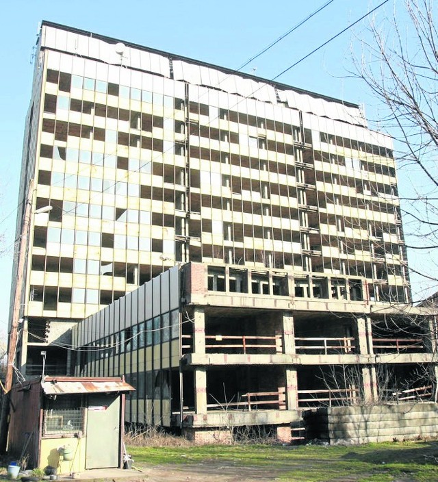 Kilkunastopiętrowy budynek z powybijanymi oknami od lat straszy w Sosnowcu.  Jego rozbiórka ma potrwać cztery miesiące