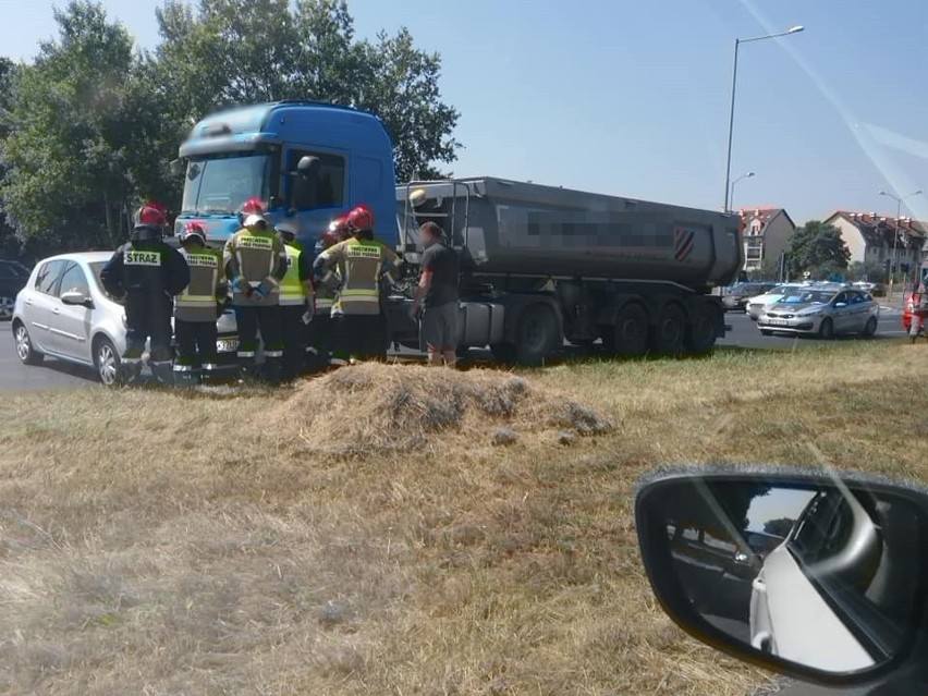 Kolizja na ul. Zwierzynieckiej w Szczecinie. Ciężarówka uderzyła w samochód osobowy