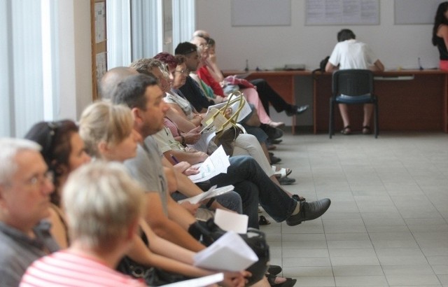 Kilkadziesiąt osób czekało w piątek o godzinie 12.30 w kolejce po kartę ECUZ.