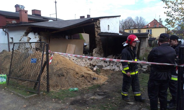 Częściowo uszkodzony dom w Nowym Chechle znajduje się na skrzyżowaniu ulic Lasowickiej i Konopnickiej