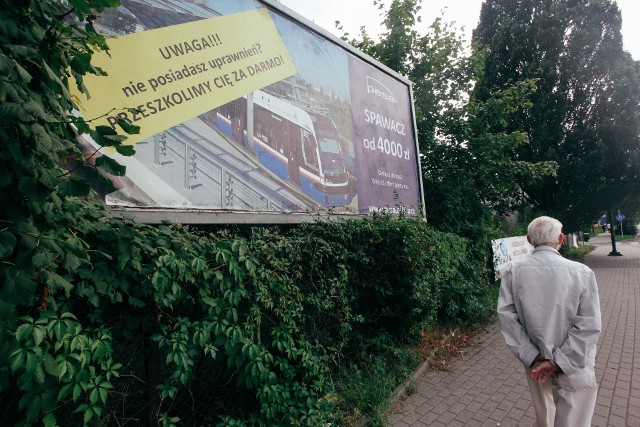 Spawaczy brakuje. Firmy próbują w różny sposób przyciągnąć do siebie takich specjalistów. Najmocniejszym argumentem jest pensja. Na przykład Pesa Bydgoszcz proponuje ją już od 4 tysięcy zł. Nie masz uprawnień? Ta firma przeszkoli Ciebie za darmo