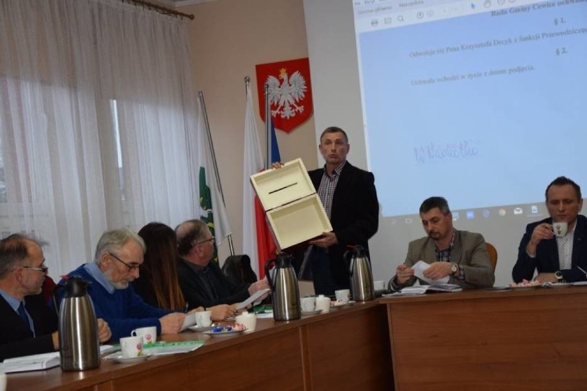 Krzysztof Decyk, przewodniczący rady gminy Cewice zostaje na swoim stanowisku [wideo,zdjęcia]