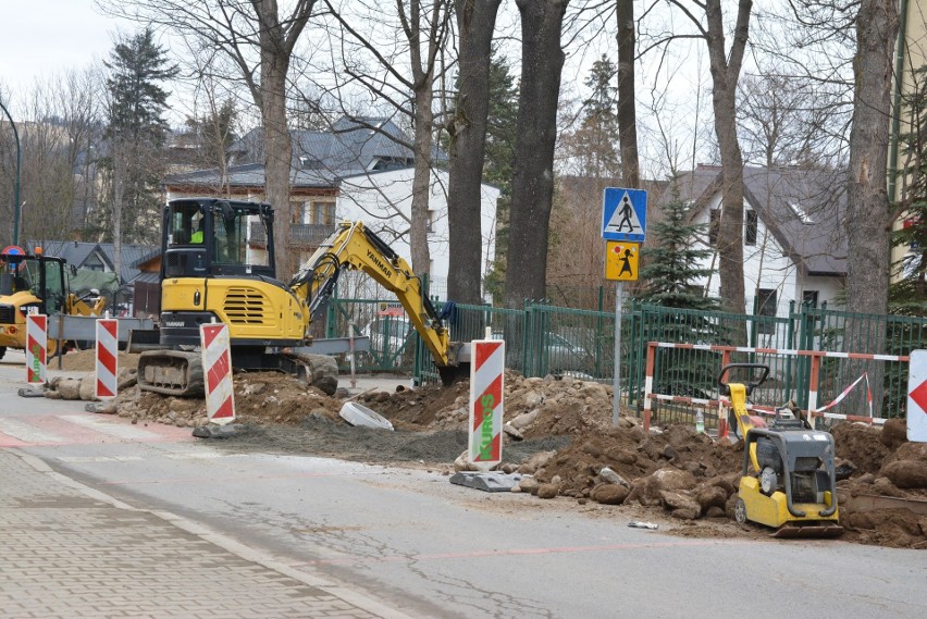 Na ul. Sienkiewicza w Zakopanem kolejne utrudnienia. Na drogę wyjechał ciężki sprzęt. Budują przejście dla pieszych przy Liceum Plastycznym