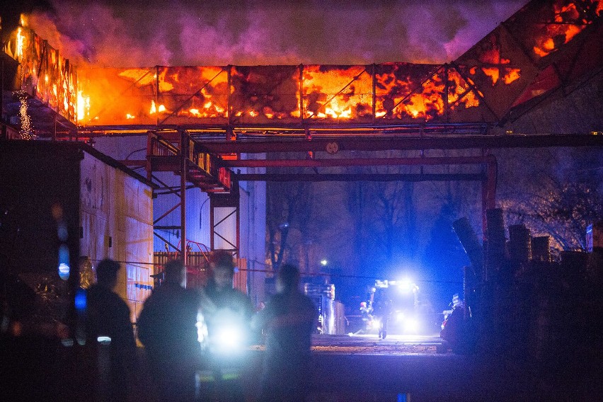 Potężny pożar w fabryce Famarol w Słupsku