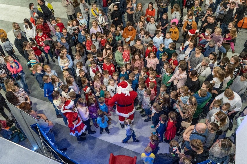 Święty Mikołaj wraz pomocnikami odwiedził dzieci w Puławach. Zobacz zdjęcia z mikołajek 2021 w Domu Chemika