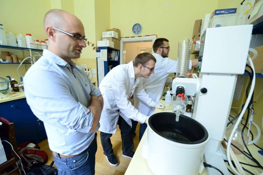 Naukowiec z Poznania wymyślił "gąbki", które ratują klimat