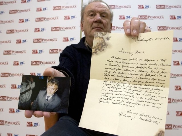 Jan Mindik prezentuje pamiątki po pułkowniku Kuklińskim, w tym listy, zdjęcia i autografy.