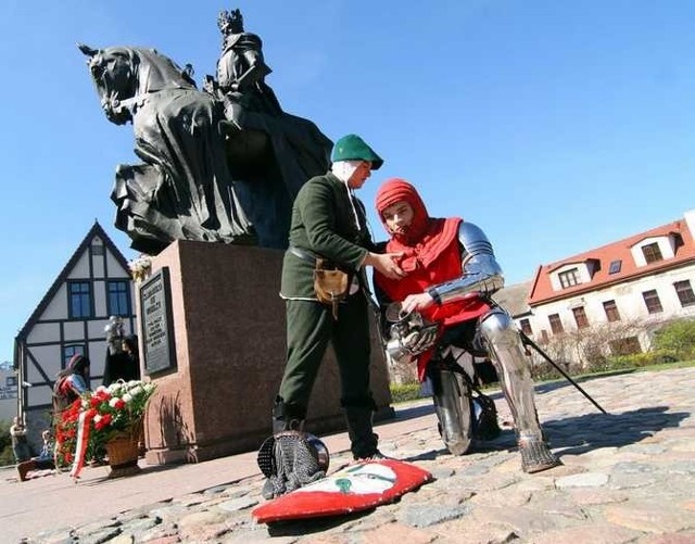 Kazimierz III Wielki dosiada konia przy Wałach jagiellońskich już od 2006 roku