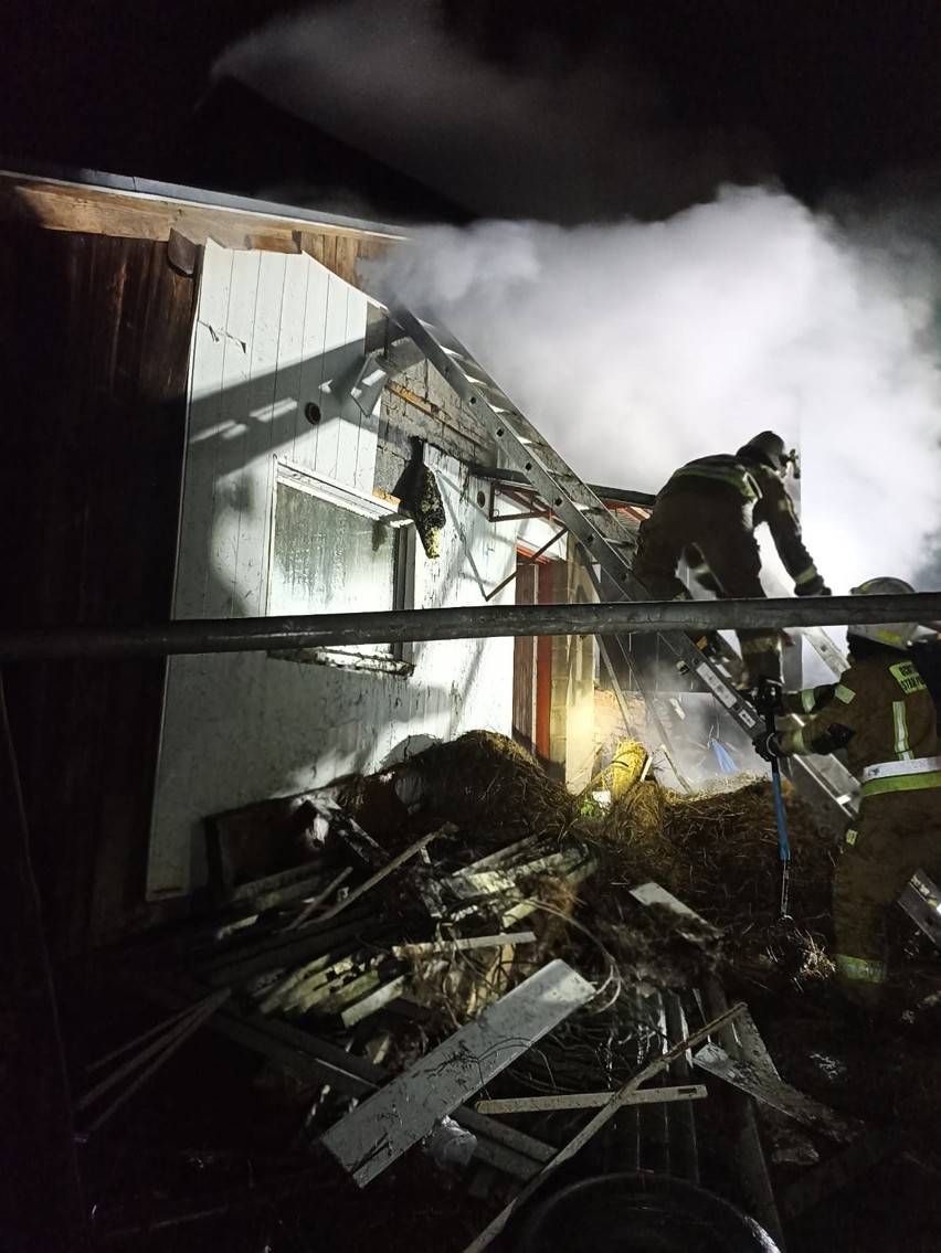 9 godzin gaszono nocny pożar domu pod Brzozowem. Ruszyła zbiórka na pomoc pogorzelcom [ZDJĘCIA]