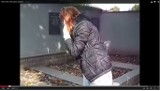 Częstochowa: Dziewczyna pluje na groby i świetnie się bawi, a film krąży po sieci [WIDEO]
