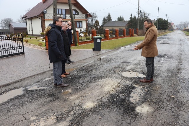 Starosta włoszczowski, wicestarosta, dyrektor Zarządu Dróg Powiatowych i burmistrz Włoszczowy na drodze powiatowej numer 0214T Rogienice - Ogarka rozmawiają o pilnej potrzebie jej remontu.