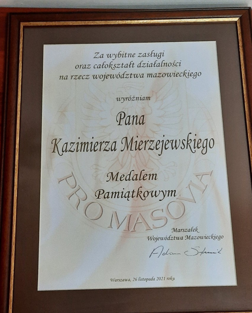 Kazimierz Mierzejewski z medalem Pro Masovia. Otrzymał go za 65 lat służby w OSP Andrzejewo. Zdjęcia